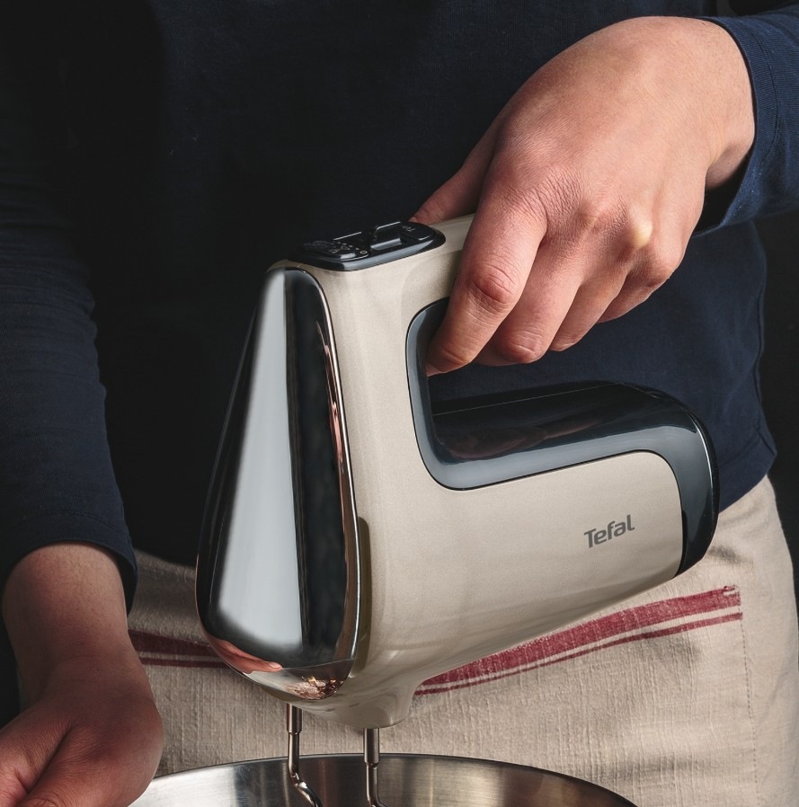 Ručný šľahač Tefal HT663AF0 Powermix Silence 4v1 a detailný pohľad na rukoväť pri mixovaní