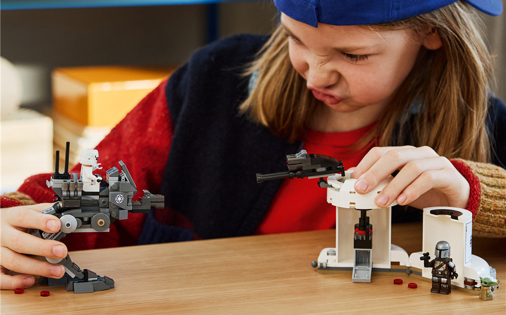 Stavebnica LEGO® Star Wars™ 75444 Útok AT-RT™ Pohyblivé nohy, dvojitý vystreľovač a nastaviteľná palubná doska dávajú AT-RT množstvo herných možností.