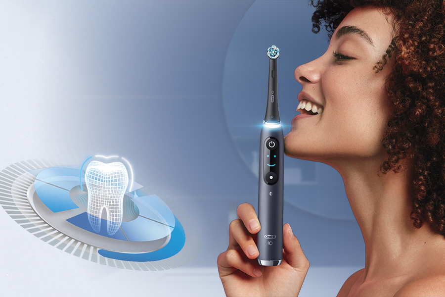 Zubná kefka Oral-B iO Series 9 Black Special Edition čierny BRAIO9BKSE, Kefka pri ústach ženy s grafickým zobrazením zuba.
