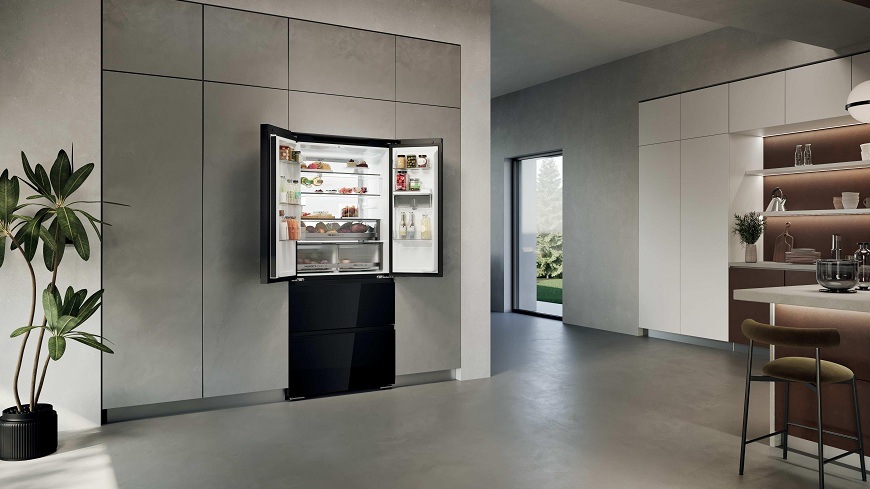Americká chladnička Haier HFKR7819DNGB čierna/sklo otvorená čierna chladnička french door haier HFKR7819DNGB zabudovaná v stene mierne zo strany, vo vnútri svieti ľad osvetlenie