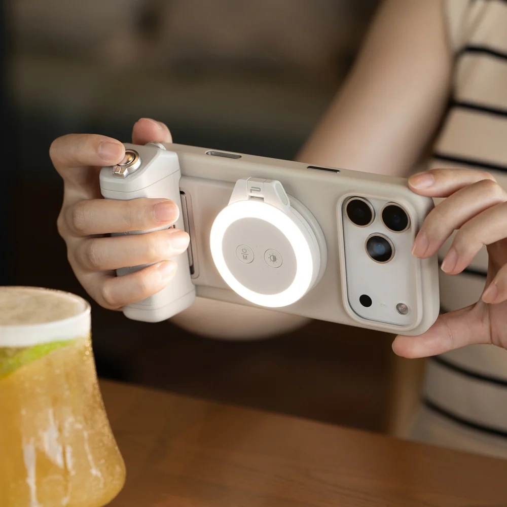 Držiak na mobil PGYTECH MagCam 2 Phone Grip čierny Žena drží šikovný držiak na telefón s prisvetlením.