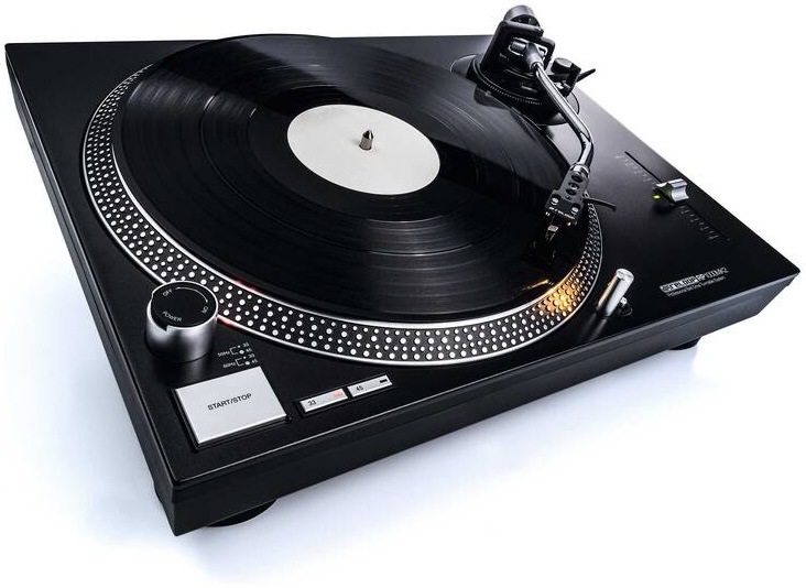 detail gramofónu Reloop RP-1000 MK2 pri prehrávaní vinylovej dosky