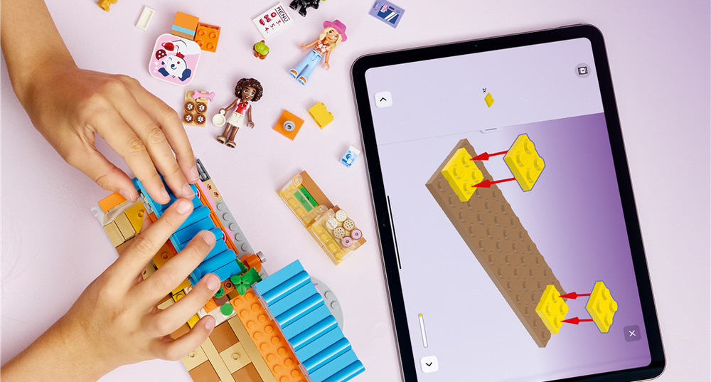Stavebnica LEGO® Friends 42677 Pekárna pamlsků pro pejsky Donuty, sušienky, mlieko, maškrty, kosť i dvierka pre šteňatá rozširujú možnosti hrania a starostlivosti o psíkov.