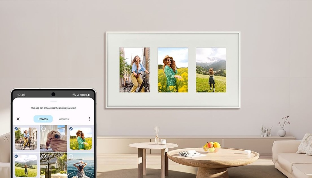 rodinné fotky na televízii samsung the frame premietnuté z telefónu. Sú tri a je na nich žena