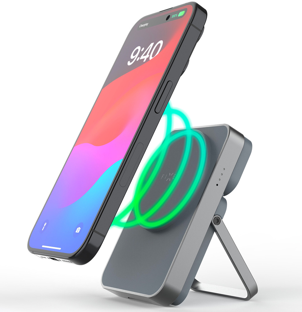 Powerbank FIXED MagZen 5 Stand, nabíjení Apple Watch, MagSafe, 5000 mAh sivá FIXED MagZen 5 Stand prichytená magneticky na iPhone 15.