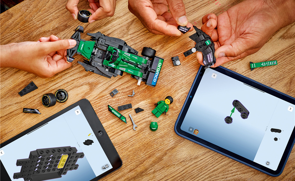Stavebnica LEGO® Speed Champions 77245 Závodní auto Aston Martin Aramco F1® AMR24 Minifigúrka LEGO vodiča v závodnom obleku umožní deťom usadiť ju do kokpitu a rozohrať vlastné napínavé závodné príbehy.