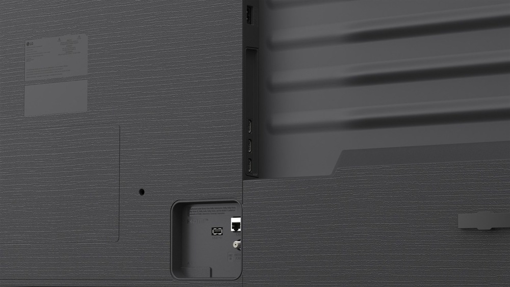 Detail zadného panelu televízie LG s USB portom.