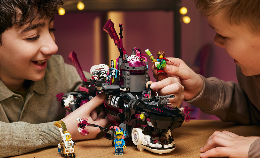 Stavebnica LEGO® DREAMZzz™ 71500 Žraločkoponorka z nočných môr Zo žraločej ponorky je možné model prestavať na bojovú loď so žralokom kladivounom.