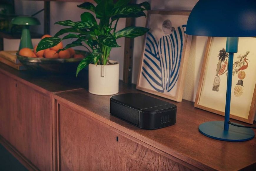 Odnímateľný reproduktor JBL BAR 800 MK2 na poličke