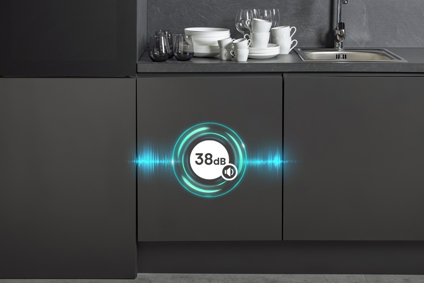 Umývačka riadu Hisense HDV9673XXL Umývačka Hisense HDV9673XXL je zabudovaná pod kuchynskou linkou. Na linke je položený riad a na dekoračnej doske je graficky znázornená jej hlučnosť 38 dB.