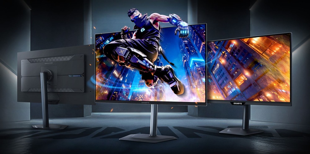 V temnej miestnosti sú tri monitory. Prostredný monitor zobrazuje futuristickú, akciou nabitú scénu s hernou postavou, ktorá skáče.