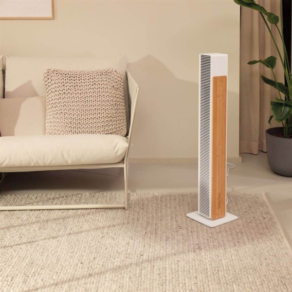 Ventilátor stĺpový Stadler Form Nick Bamboo White biely Vežový ventilátor Stadler Form Nick Bamboo White stojaci pri sedačke v obývacej izbe.