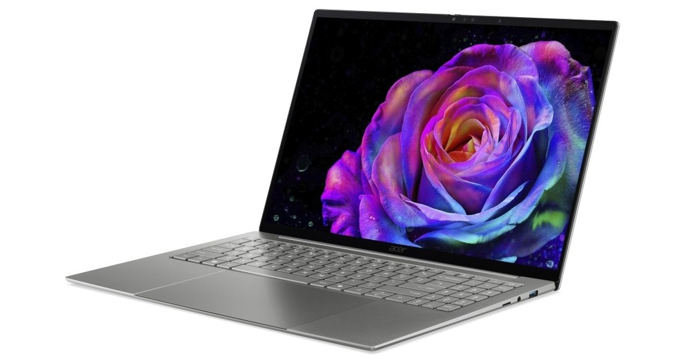 Otvorený a zapnutý notebook Acer Swift 16 AI (SF16-71T-92X4) otočený doľava
