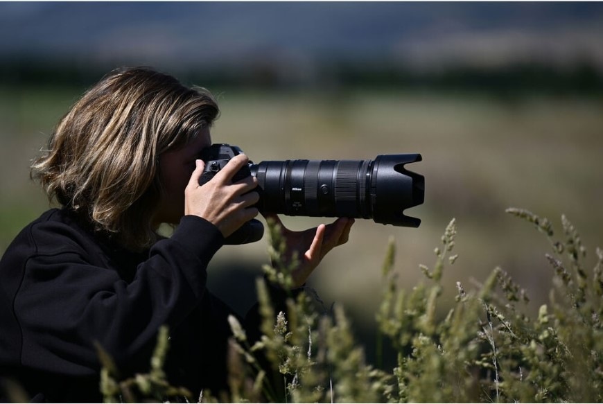 Objektív Nikon NIKKOR Z 70-200 mm f/2.8 VR S II čierny Fotograf v prírode používajúci objektív NIKKOR Z 70–200 mm f/2.8 VR S II