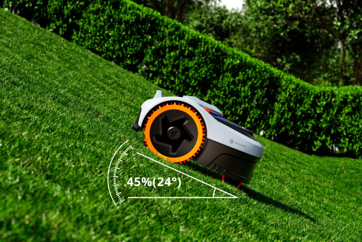 Robotická kosačka Segway Navimow i208E AWD Segway Navimow i208E AWD pri kosení svahu so sklonom až 45 %