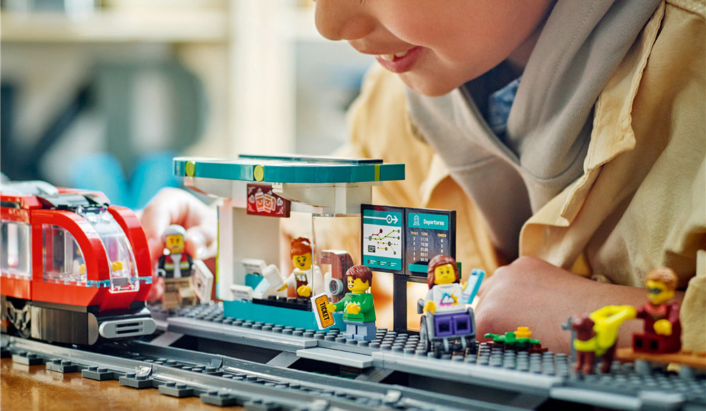 Stavebnica LEGO® City 60423 Tramvaj a zastávka v centru města Šesť minifigúrok, vodiaci pes a rad doplnkov premení stavebnicu LEGO City na malý kúsok živého mesta.