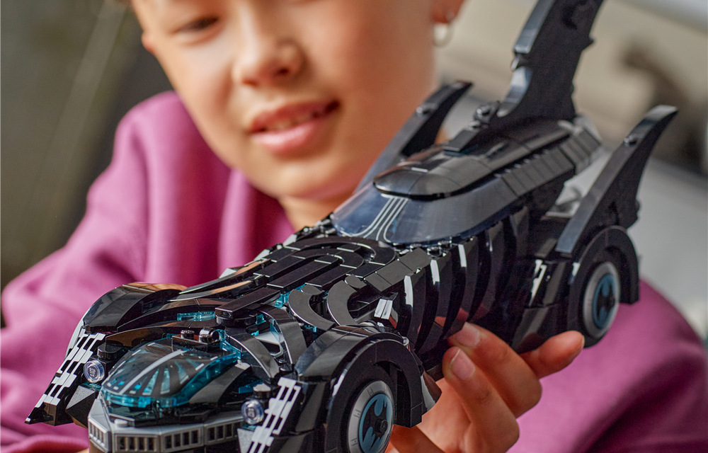 Stavebnica LEGO® DC Batman™ 76304 Batman navždy™ Batmobil Hotový Batmobil meria cez 41 cm na dĺžku a vďaka autentickému vzhľadu výrazne vynikne na poličke alebo vo vitríne.