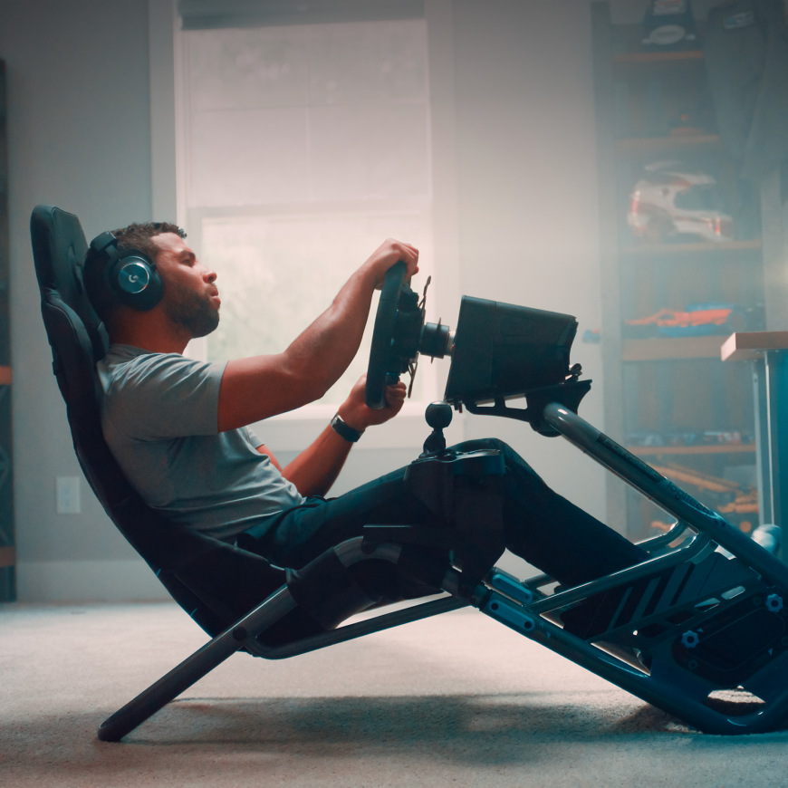 Pedále Logitech G PRO Racing Pedals čierne Hráč používajúci pedále Logitech G PRO Racing Pedals v domácom závodnom kokpite