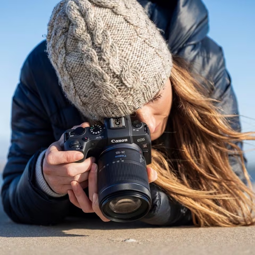 Žena fotografujúca makro detail s bezzrkadlovkou Canon EOS R8 a univerzálnym objektívom s ohniskom 24–105 mm