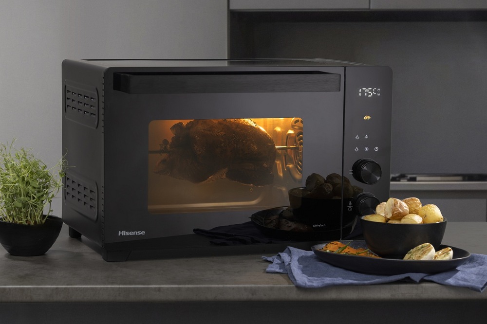 Mini rúra Hisense HOM30AF AirFry čierna Mini rúra Hisense HOM30AF v modernej kuchyni