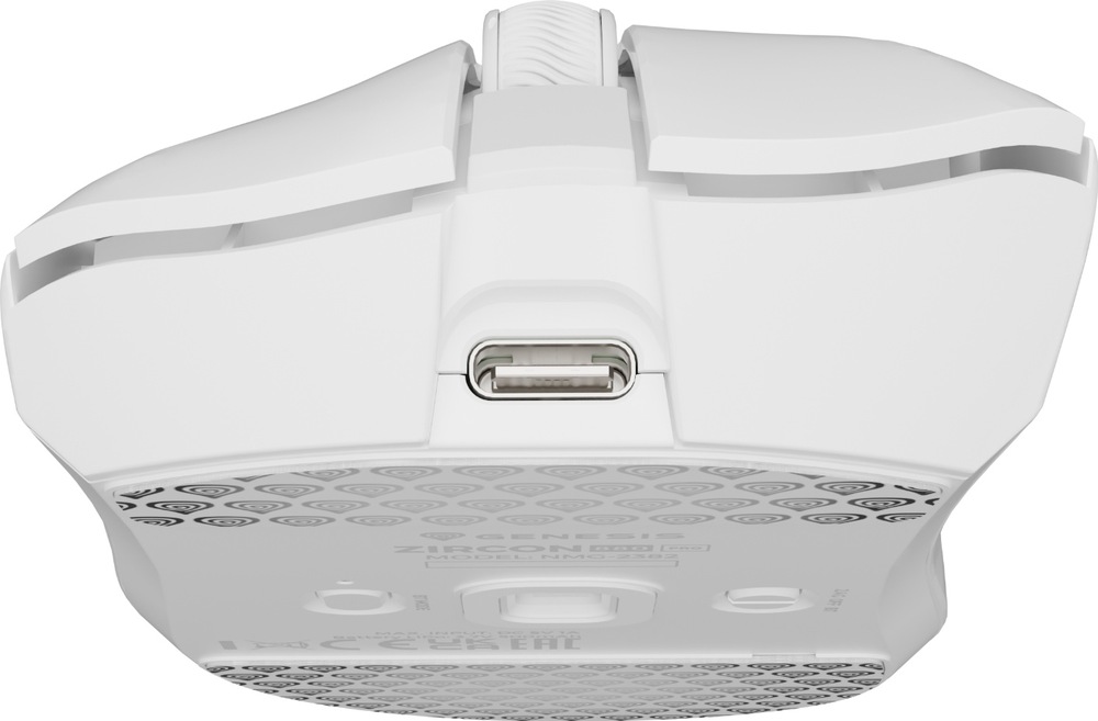 Myš Genesis Zircon 880 PRO biela Detail prednej a spodnej časti bielej myši Genesis Zircon 880 PRO. Uprostred prednej strany je nabíjací konektor USB-C, na spodnej ploche sú optický senzor, prepínače a klzáky.