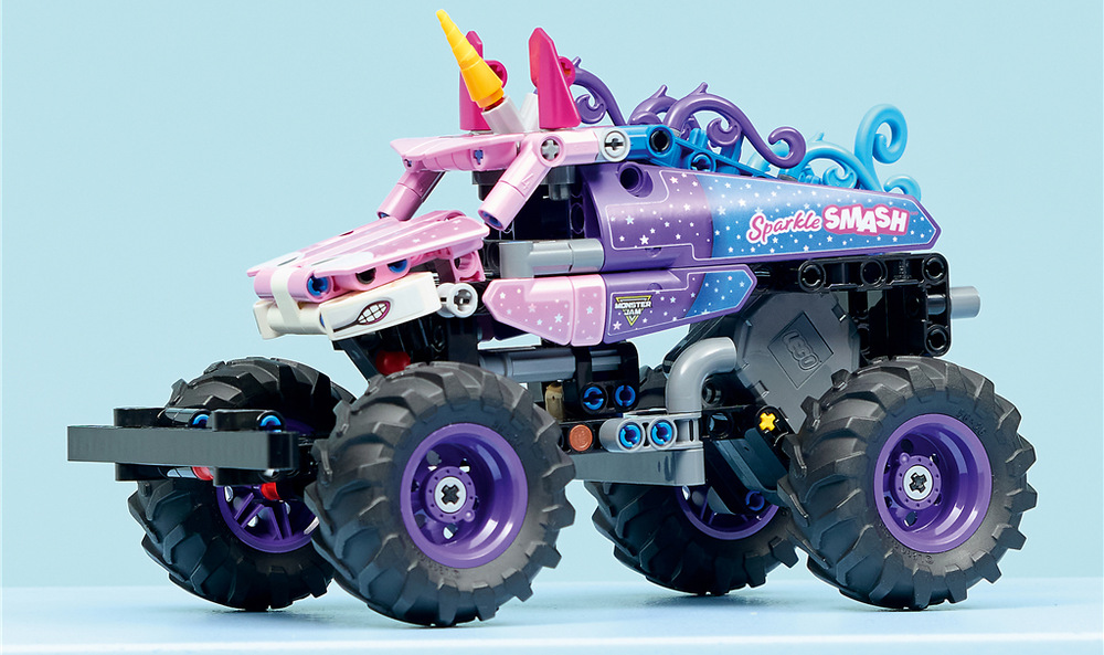 Stavebnica LEGO® Technic 42220 Monster Jam™ Sparkle Smash™ s natahovacím motorem Monster truck Sparkle Smash zaujme výrazným vzhľadom, ktorý kombinuje technický základ s trblietavými hviezdami a rohom jednorožca.
