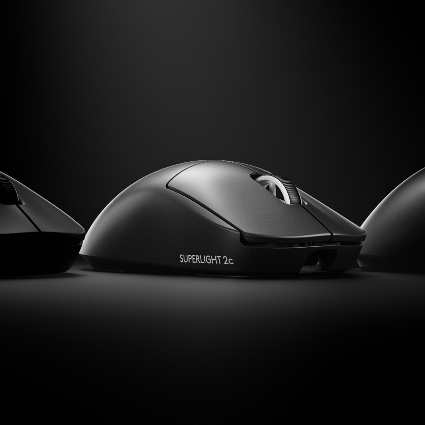 Bočný pohľad na myš Logitech G PRO X Superlight 2c SE na tmavom pozadí s označením SUPERLIGHT 2c