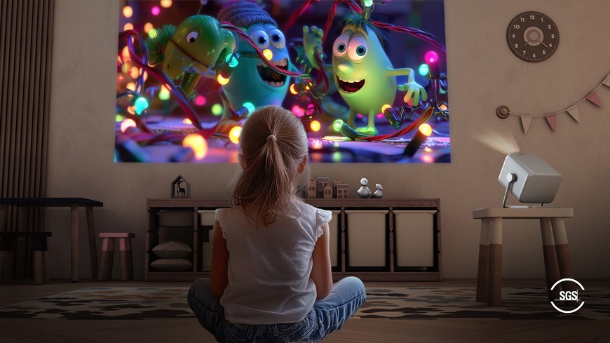 Laser TV Hisense M2SE PRO premieta na stenu miestnosti rozprávku, ktorú sleduje malé dievčatko sediace na podlahe