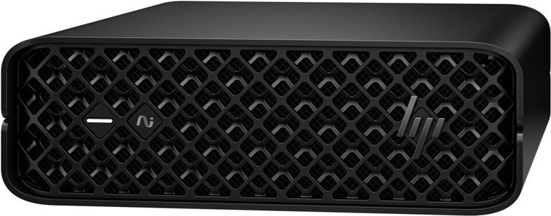 Na obrázku je kompaktný stolný počítač HP Z2 Mini G1i v čiernom prevedení. Je zachytený spredu a mierne z boku, má nízke široké telo so zaoblenými rohmi a celé čelo kryje výrazná mriežka s hustým geometrickým vzorom. Vľavo sú dva malé ovládacie prvky a vpravo logo HP.