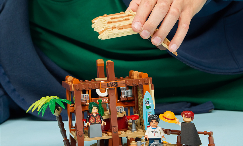 Stavebnica LEGO® ONE PIECE 75636 Chatrč v Mlýnové vesnici Chatrč v Mlynovej dedine so snímateľnou strechou prepája interiér, mólo a pirátsku loď.