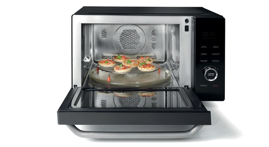 Mikrovlnná rúra Hisense H30MOBS10HC 4 v 1 Super Combo čierna Na obrázku je otvorená mikrovlnná rúra Hisense H30MOBS10HC a vo vnútri sa robí mini pizza