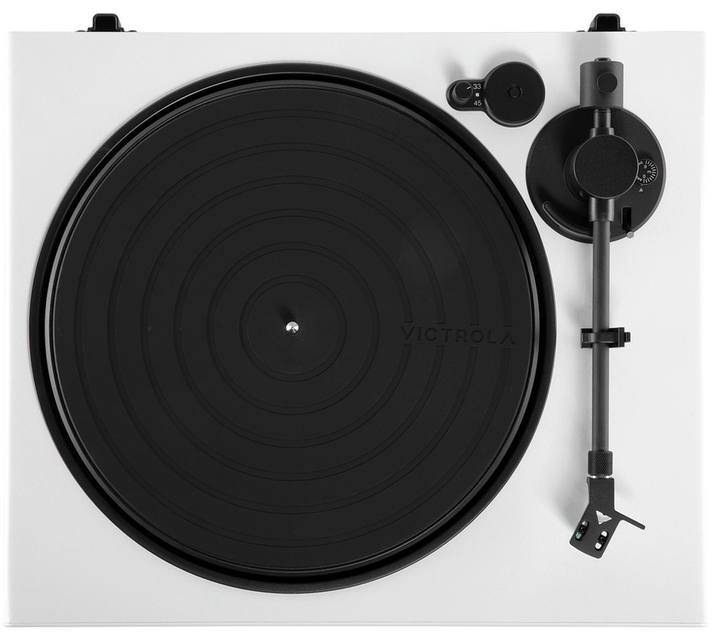 Detail hornej dosky bieleho gramofónu Victrola VPT-1520 Wave s hliníkovým tanierom, prepínačom rýchlosti 33 a 45 RPM a ramienkom
