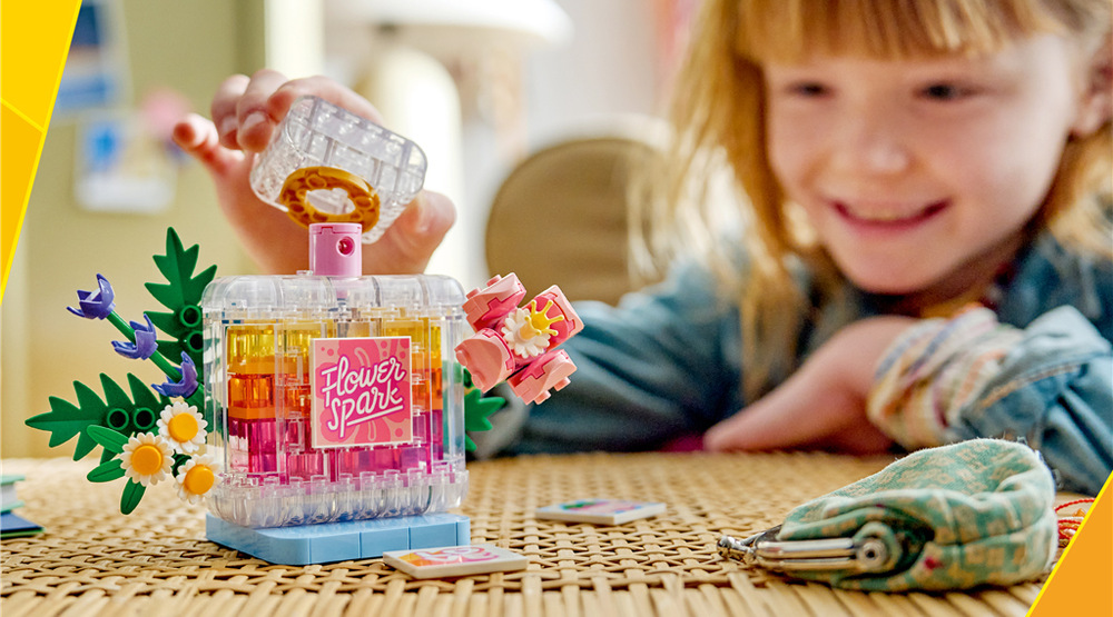 Stavebnica LEGO® Creator 3 v 1 31383 Flakón na parfum zdobený kvetmi Flakón parfumu, váza aj smoothie ponúkajú tri rôzne podoby modelu, ktoré deti môžu postupne prestavovať.