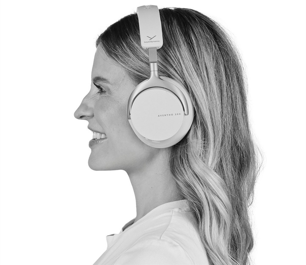 Slúchadlá Beyerdynamic AVENTHO 200 Bluetooth Over-Ear sivá Žena má na hlave slúchadlá Beyerdynamic AVENTHO 200 Bluetooth Over-Ear
