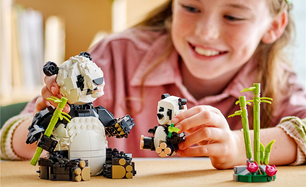 Stavebnica LEGO® Creator 3 v 1 31165 Divoké zvieratá: Pandia rodinka Tretí variant premení kocky na tučniaka s mláďaťom na ľade a vďaka pohyblivým častiam ponúkne ďalšie možnosti hrania.