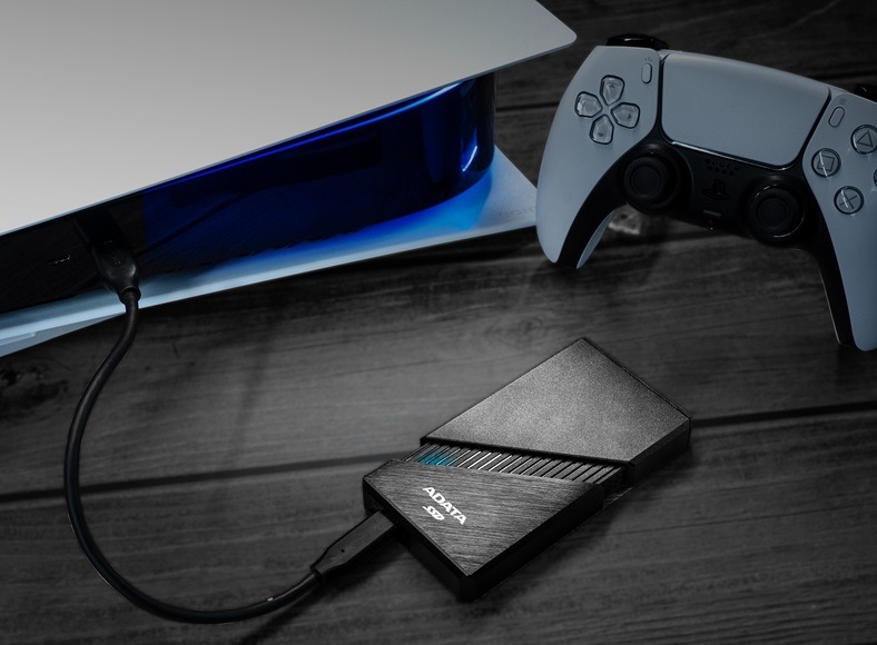 SSD externý ADATA SE920 4TB, USB 4 Type-C, R:3800/W:3700MB/s čierny Externý disk pripojený k notebooku.