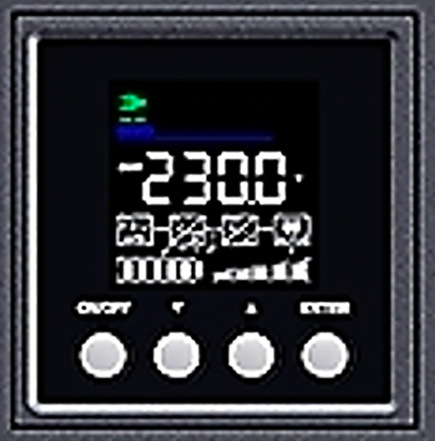 Záložný zdroj CyberPower OnLine S 3000VA/2700W, Tower čierny Detail displeja záložného zdroja CyberPower. Na čiernom LCD paneli je veľké číslo 230.0, ktoré ukazuje napätie, okolo sú malé stavové ikony napájania, batérie a záťaže. Pod displejom sú štyri okrúhle ovládacie tlačidlá pre nastavenie a ovládanie zariadenia.