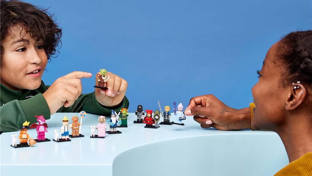 Stavebnica LEGO® Minifigúrky 71053 Séria Shrek Filmové doplnky ako kúzelné zrkadlo či lízatko dodávajú zberateľským postavičkám osobitý charakter.