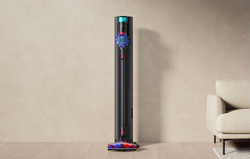 Dyson V10 Konical + Auto Dok je umiestnený v obývacej izbe pri stene