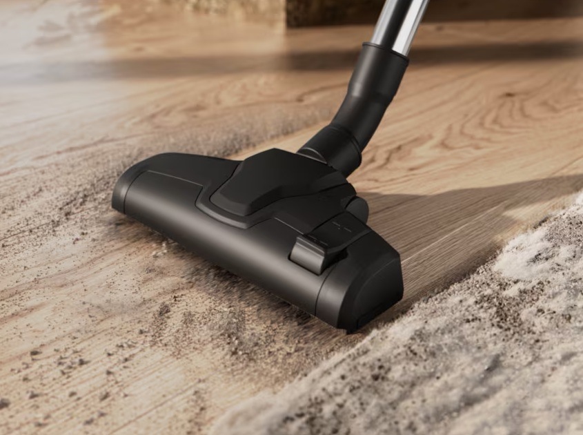 Podlahový vysávač Electrolux 300 EL31C1LDB modrý Hubica CombiFloor vysávača Electrolux EL31C1LDB séria 300 vysáva nečistoty z podlahy