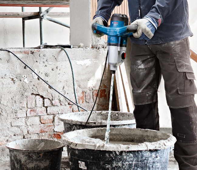 Bosch Professional GRW 140 pri miešaní stavebnej zmesi v nádobe na stavbe