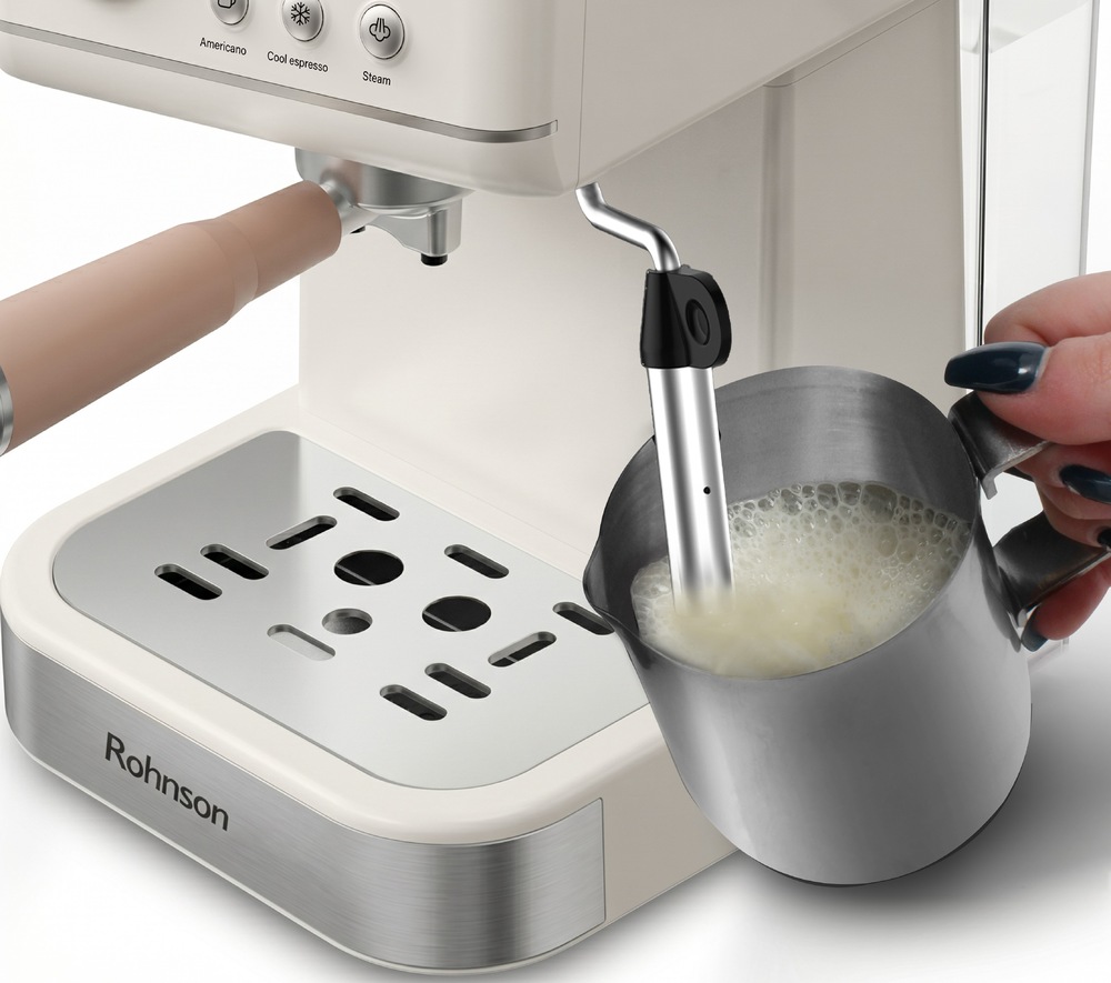 Pákový kávovar Rohnson R-98036 Hot & Cold krémový Prostredníctvom parnej trysky si žena pripravuje mliečnu penu na kávovú špecialitu.