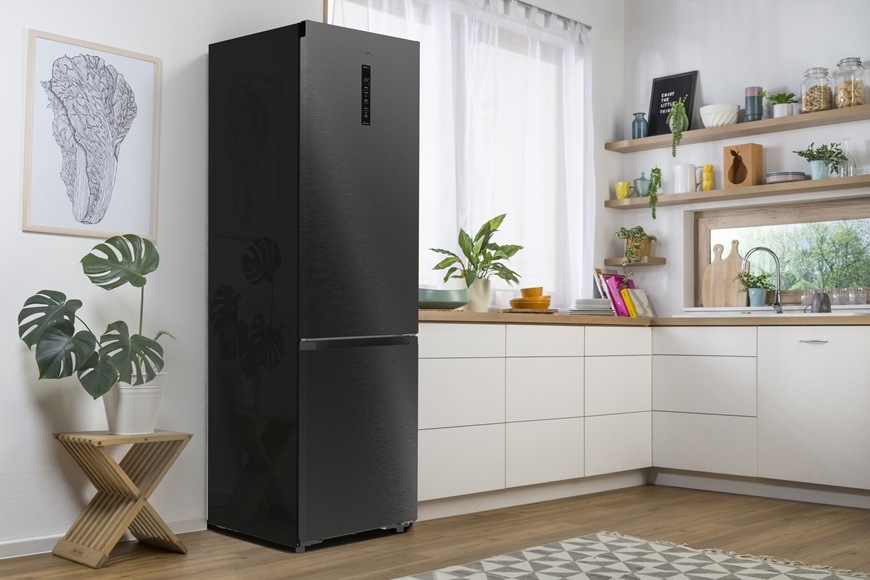 Chladnička s mrazničkou Gorenje G600 NRB620C61BX4WFE čierna Kombinovaná chladnička Gorenje NRB620C61BX4WFE umiestnená v modernej kuchyni.