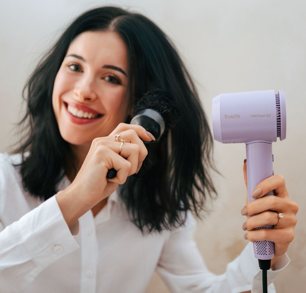 Fén TrueLife HairDryer D2 fialový Fén Truelife HairDryer D2 je osadený motorom s otačkami 20 000 za minútu