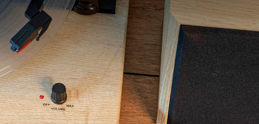Gramofón Crosley Brio hnedý Samostatné reproduktory 16 W RMS prinášajú vyvážený zvuk vhodný pre rôzne hudobné žánre aj počúvanie.