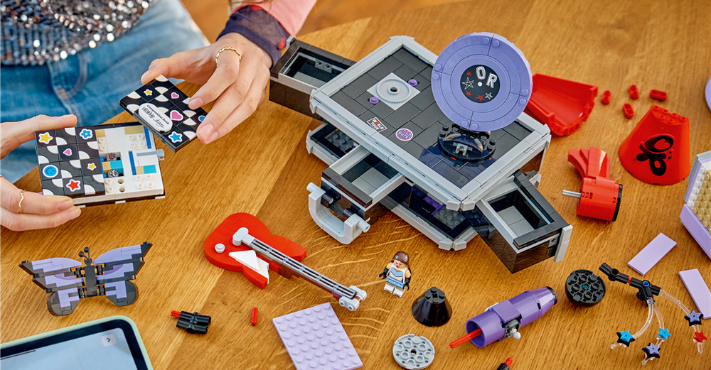 Stavebnica LEGO® Editions 43030 Tajná skrýša Olivie Rodrigo Aplikácia LEGO Builder pomáha školákom stavať 1 085 dielikov a prezerať si hotový model zo všetkých strán.