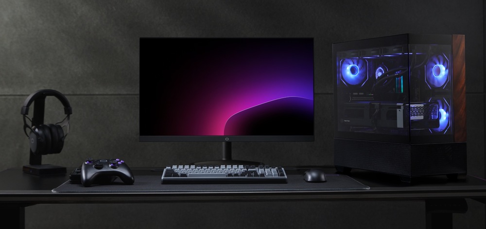 Case Cooler Master Elite 690 Wood čierna Pohľad na celú zostavu, v prítmí na stole vrátane príslušenstva.