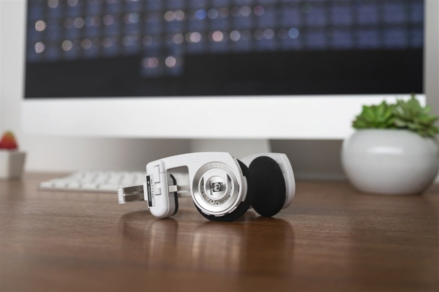 Slúchadlá Koss Porta Pro Wireless 2.0 položené na pracovnom stole