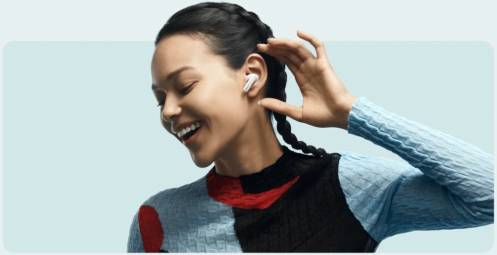Slúchadlá Xiaomi Buds 6 Titan Gray sivá Smejúca sa žena so slúchadlom Xiaomi Buds 6 v uchu