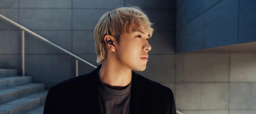 Profil muža s nasadeným slúchadlom Beyerdynamic Amiron Zero